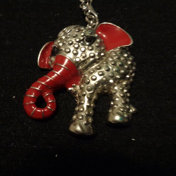 VINTAGE SWEET YOUNG ELEPHANT NECKLACE IN METAL - Picture 1 of 4
